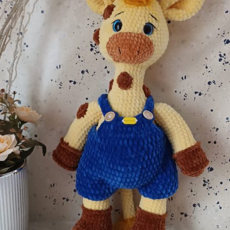 Hand-knitted giraffe "Teddy"