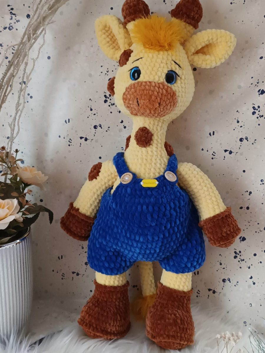Hand-knitted giraffe "Teddy"